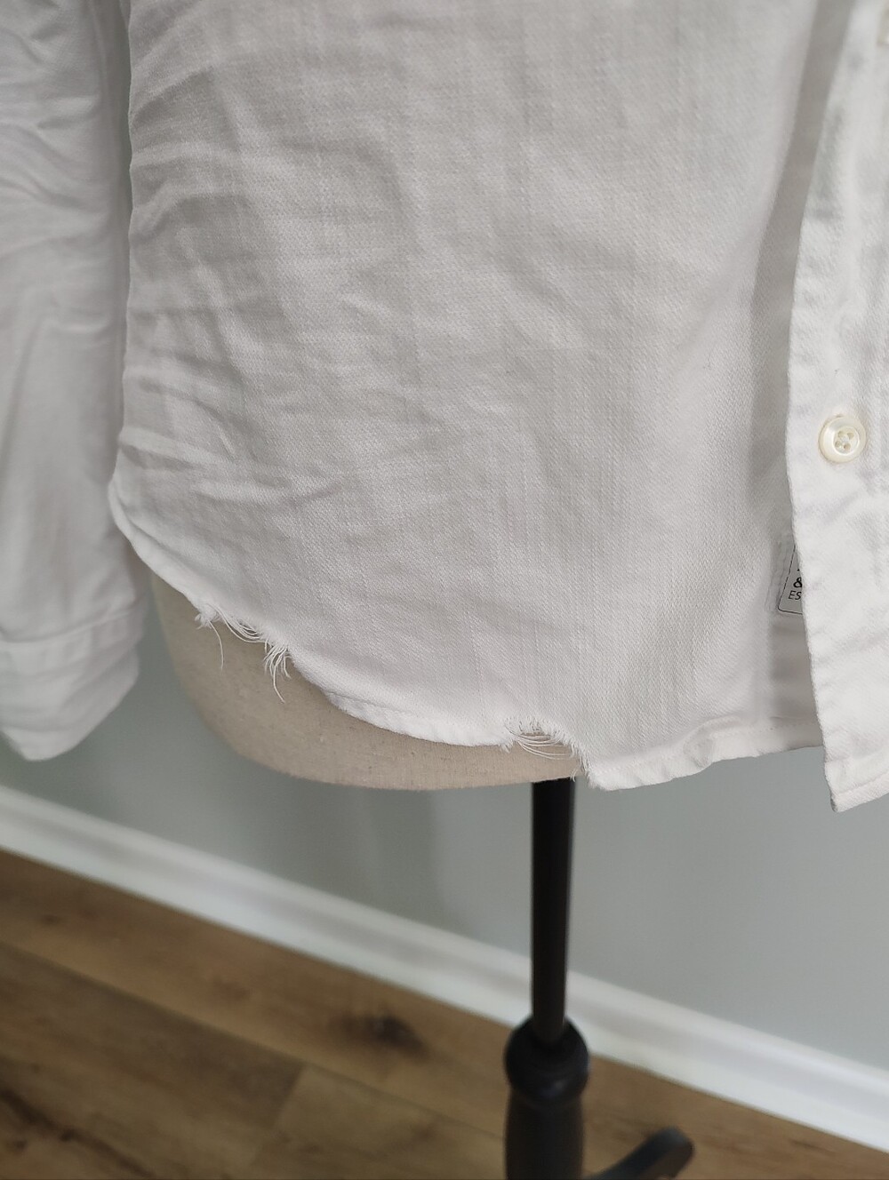 Frank & Eileen BARRY Distressed Button-Up Shirt White ALTERED - Picture 13 of 14